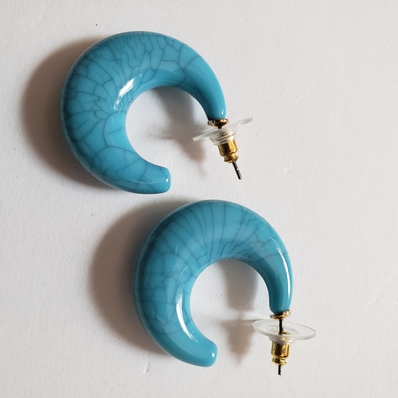 10 Pairs of Joan Rivers Lucite Hoop Earrings - Picture 16 of 16